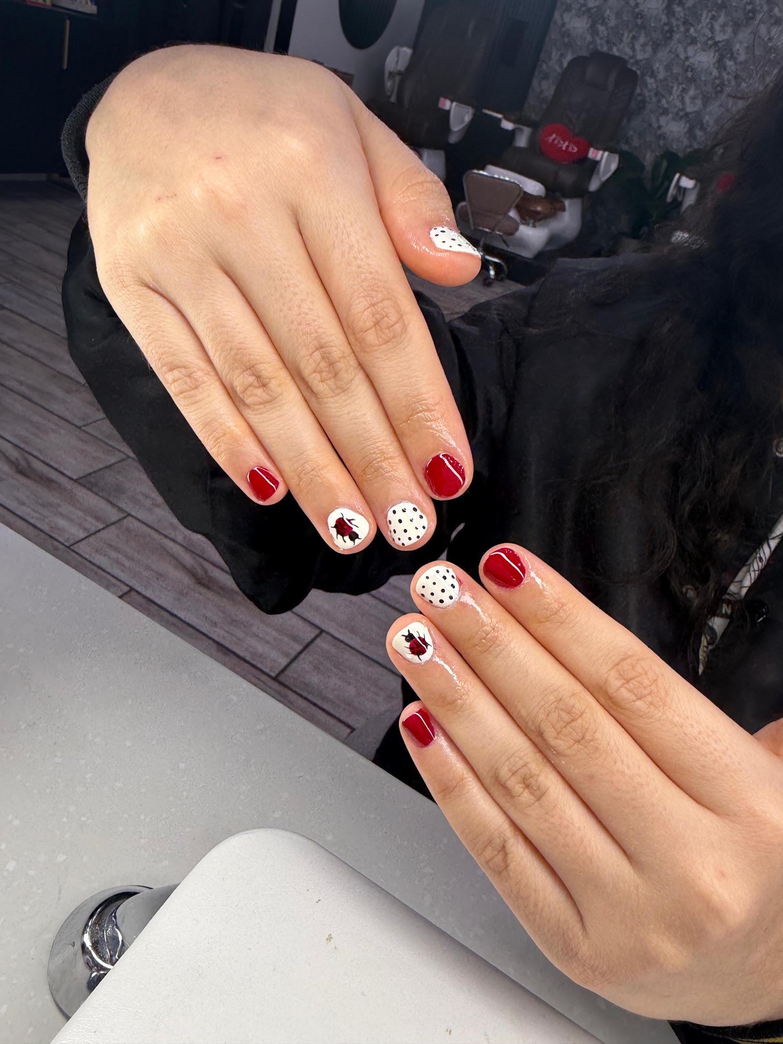 Lily's Beauty Lounge logo
